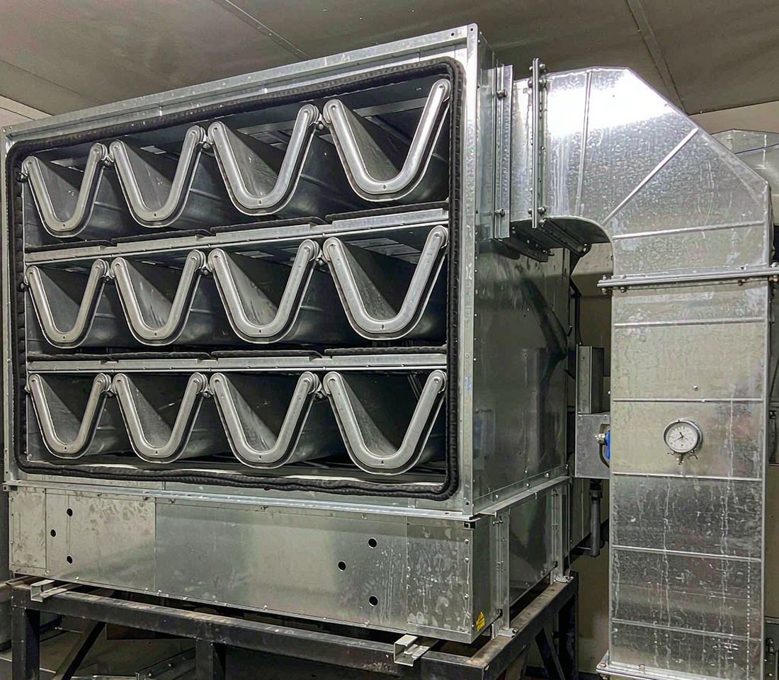 空气处理机组中效段安装的V型塑框过滤器组